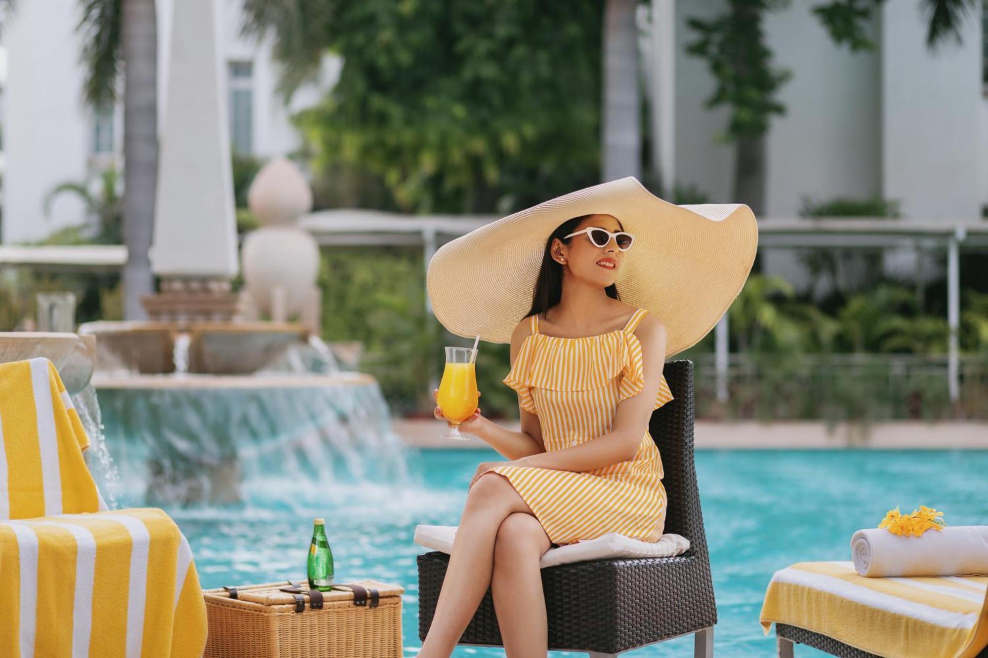 Hotel The Imperial, Nuova Delhi Esterno foto A woman wearing a sun hat
