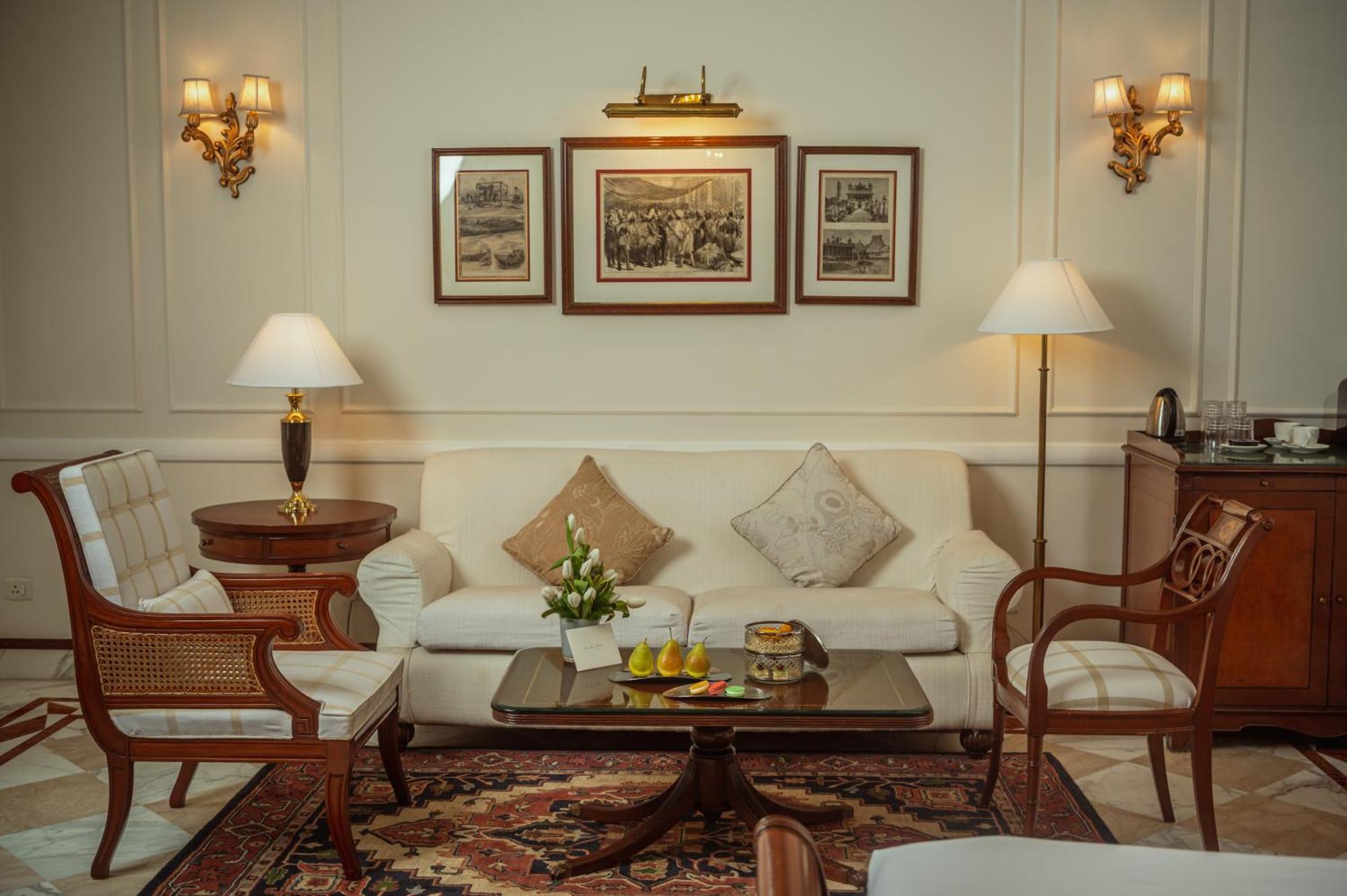 Hotel The Imperial, Nuova Delhi Esterno foto The living room of a suite at the Taj Mahal Palace