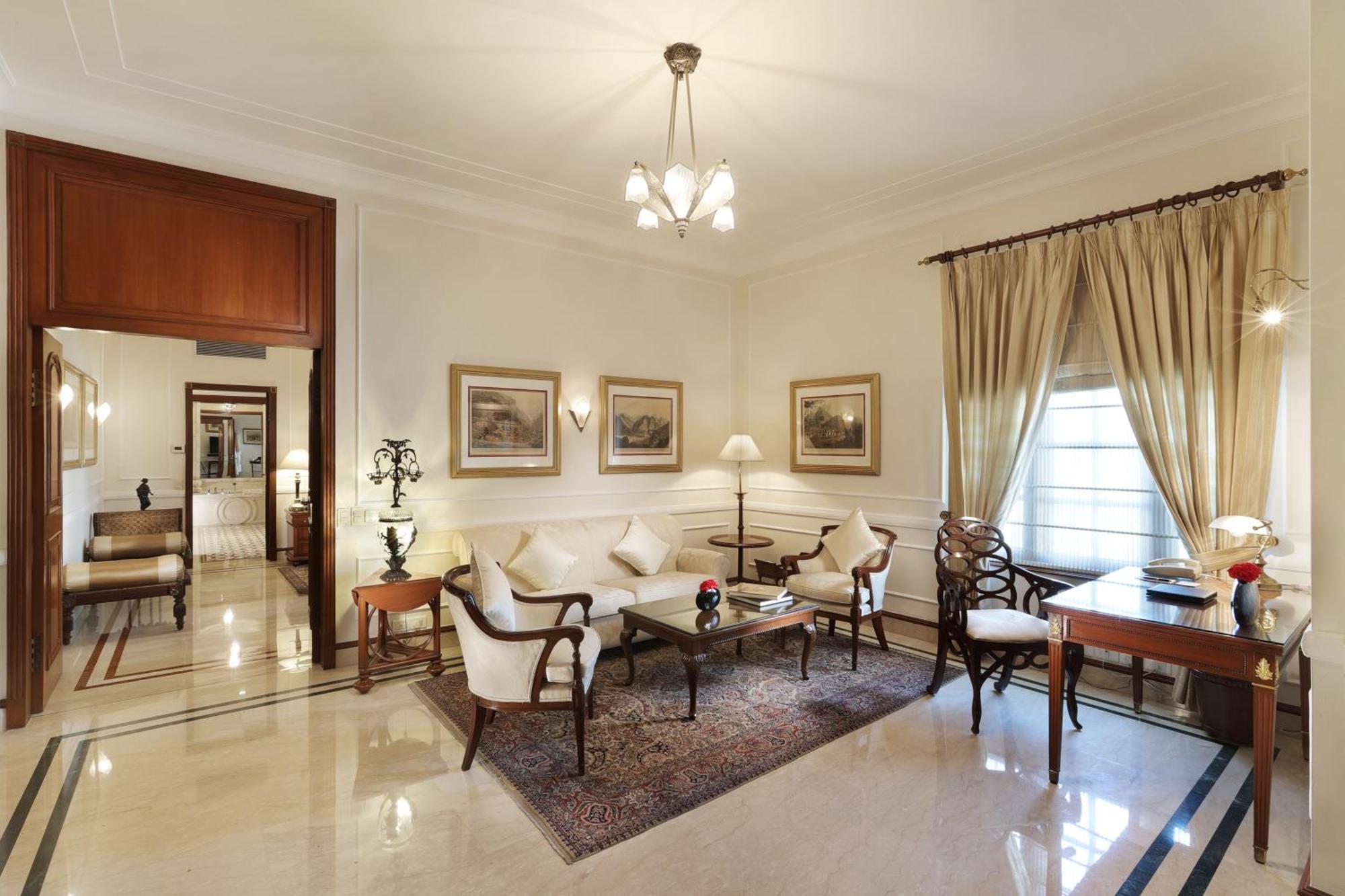 Hotel The Imperial, Nuova Delhi Esterno foto A living room in a suite at the Taj Mahal Palace