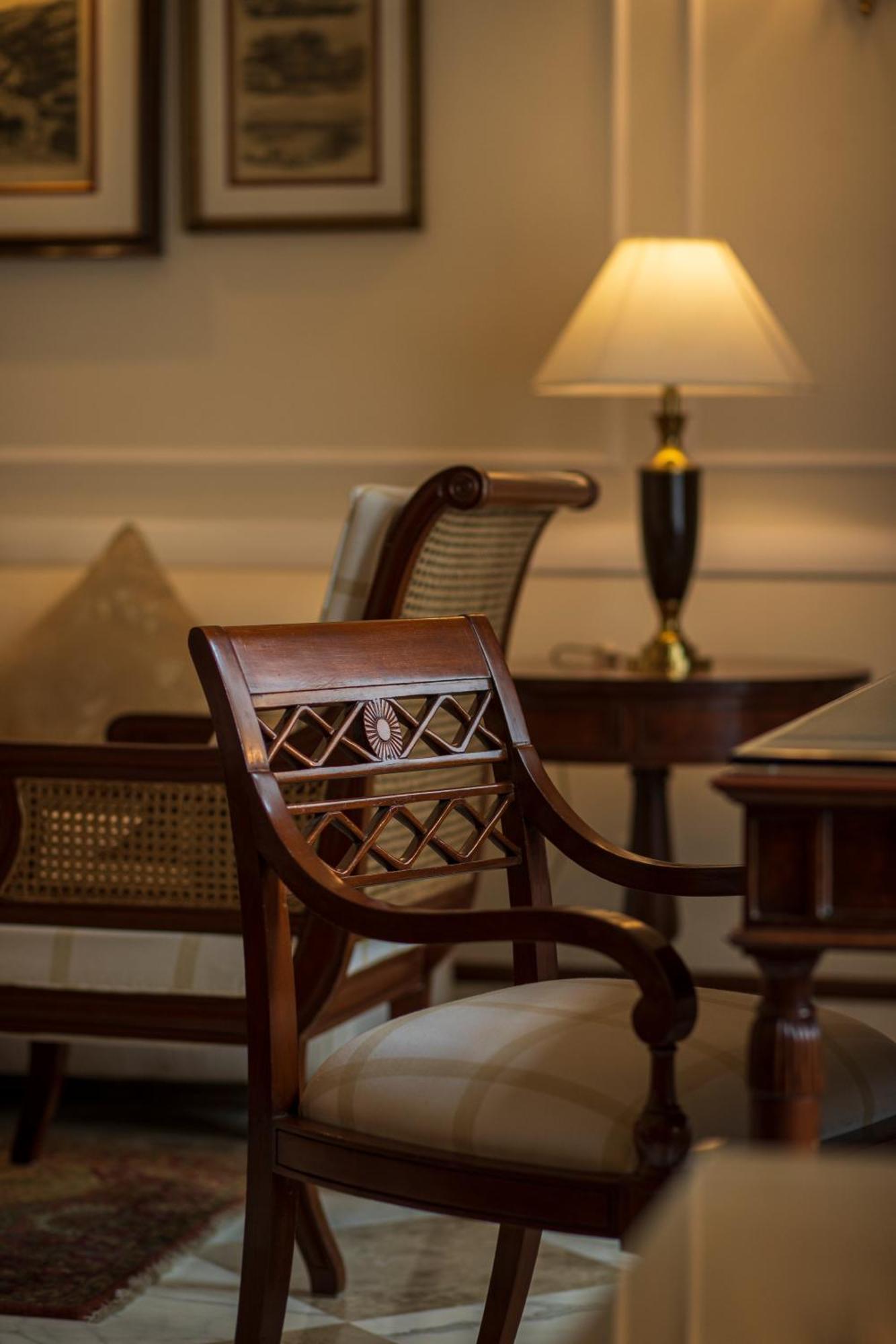Hotel The Imperial, Nuova Delhi Esterno foto A chair with a pierced back
