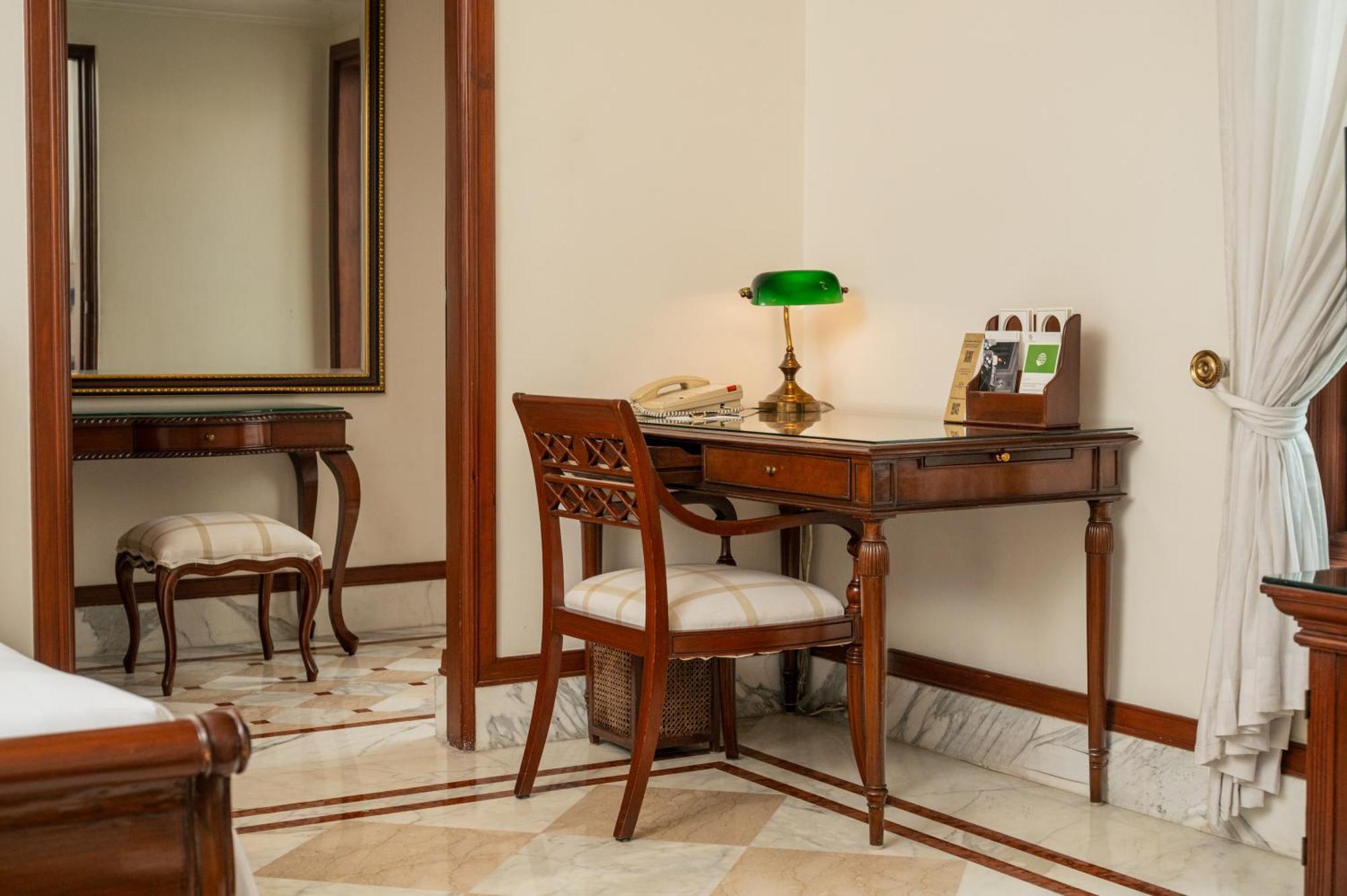 Hotel The Imperial, Nuova Delhi Esterno foto A writing desk