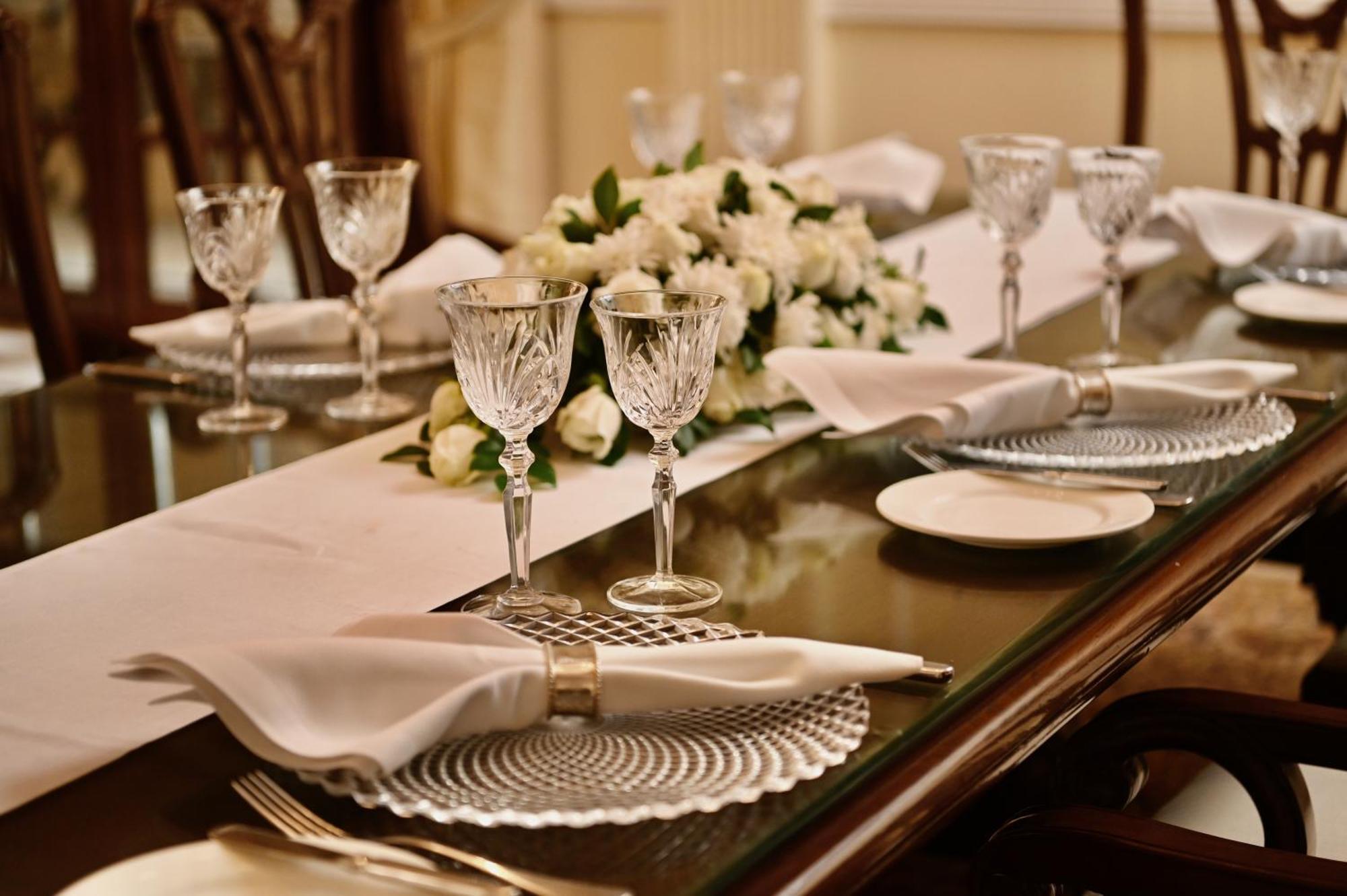 Hotel The Imperial, Nuova Delhi Esterno foto A table set for a formal dinner