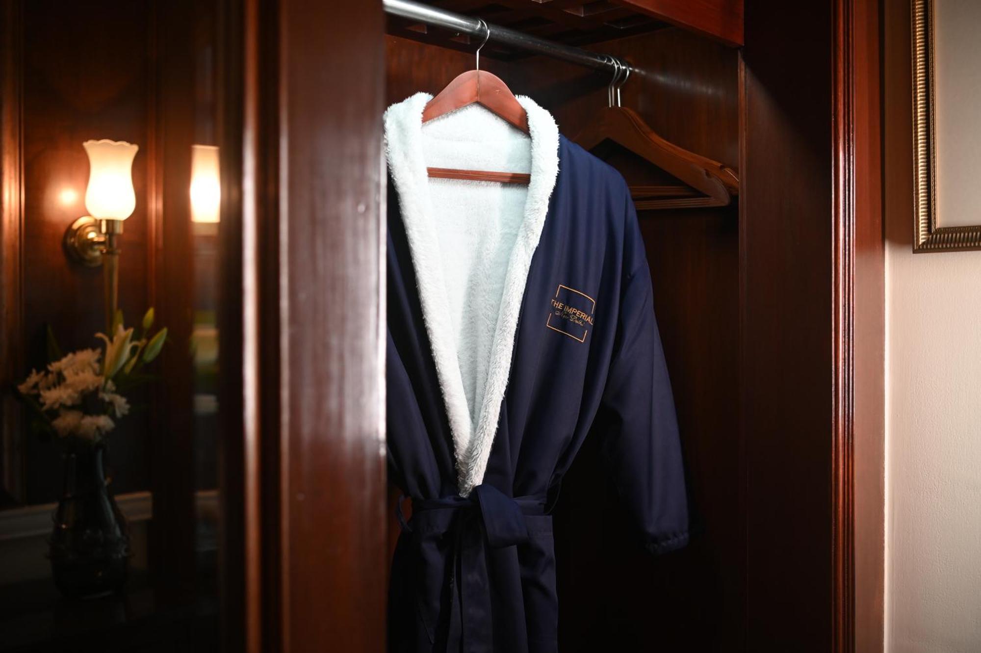Hotel The Imperial, Nuova Delhi Esterno foto A bathrobe hanging on a door