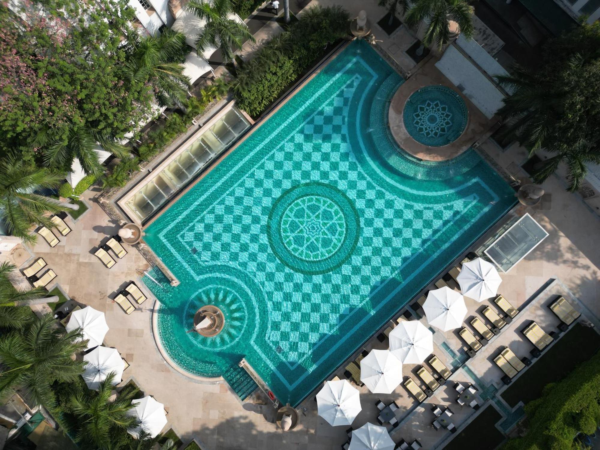 Hotel The Imperial, Nuova Delhi Esterno foto Aerial view of the pool at the Four Seasons Hotel, Bangkok