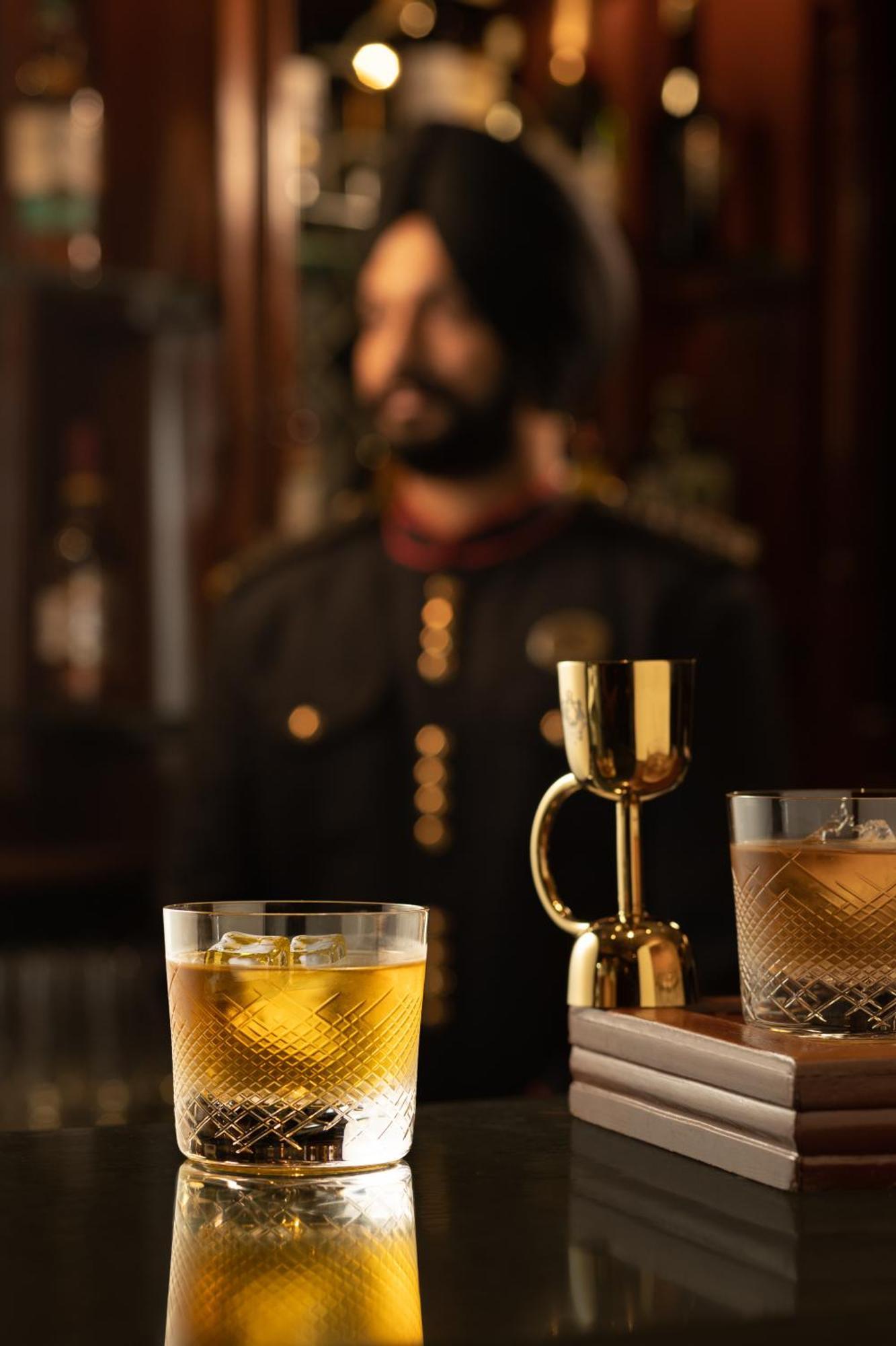 Hotel The Imperial, Nuova Delhi Esterno foto A bartender at work