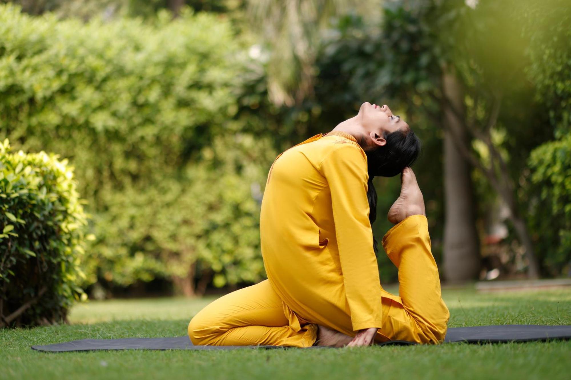 Hotel The Imperial, Nuova Delhi Esterno foto A man practicing yoga