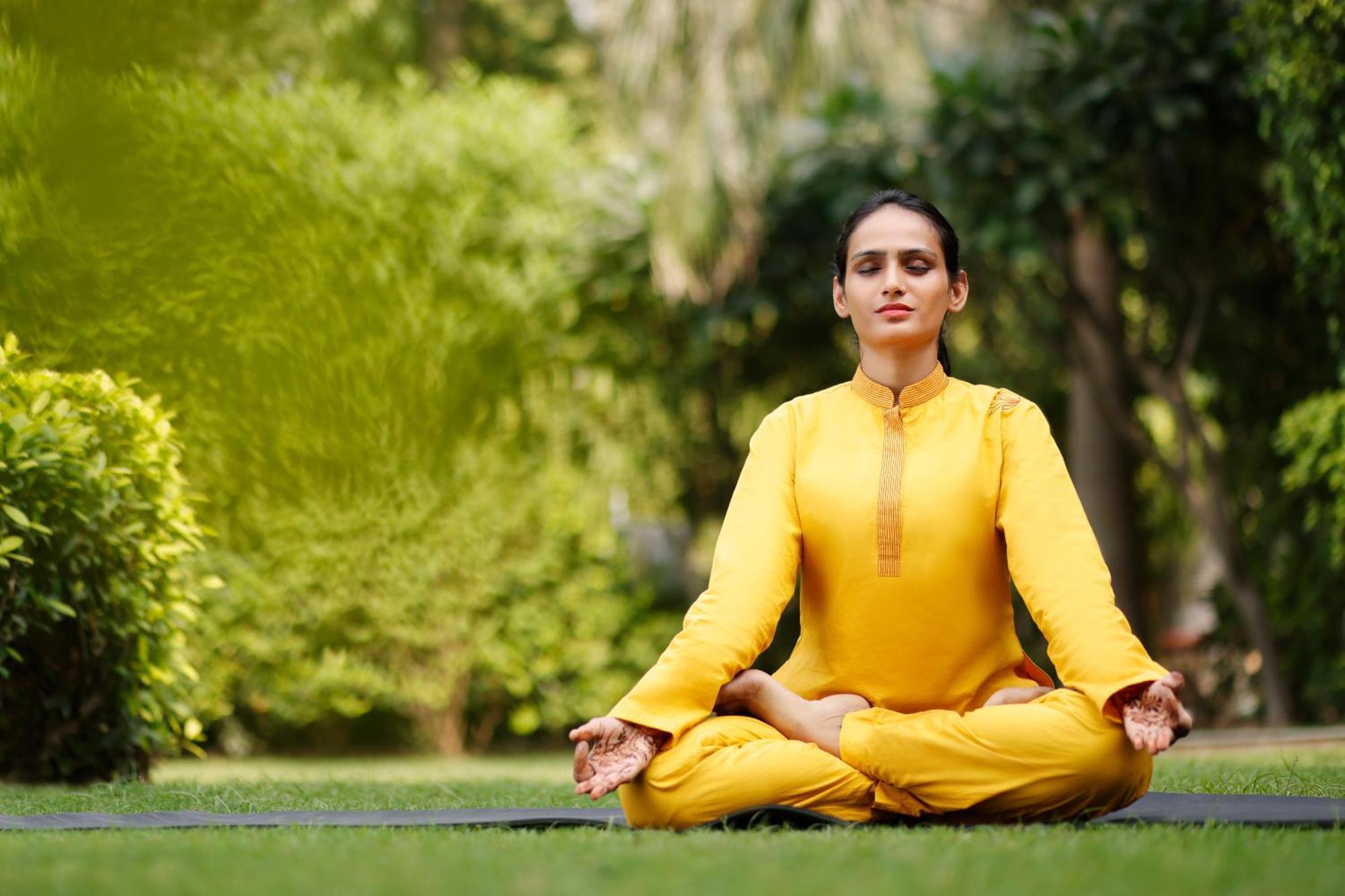 Hotel The Imperial, Nuova Delhi Esterno foto A woman meditating