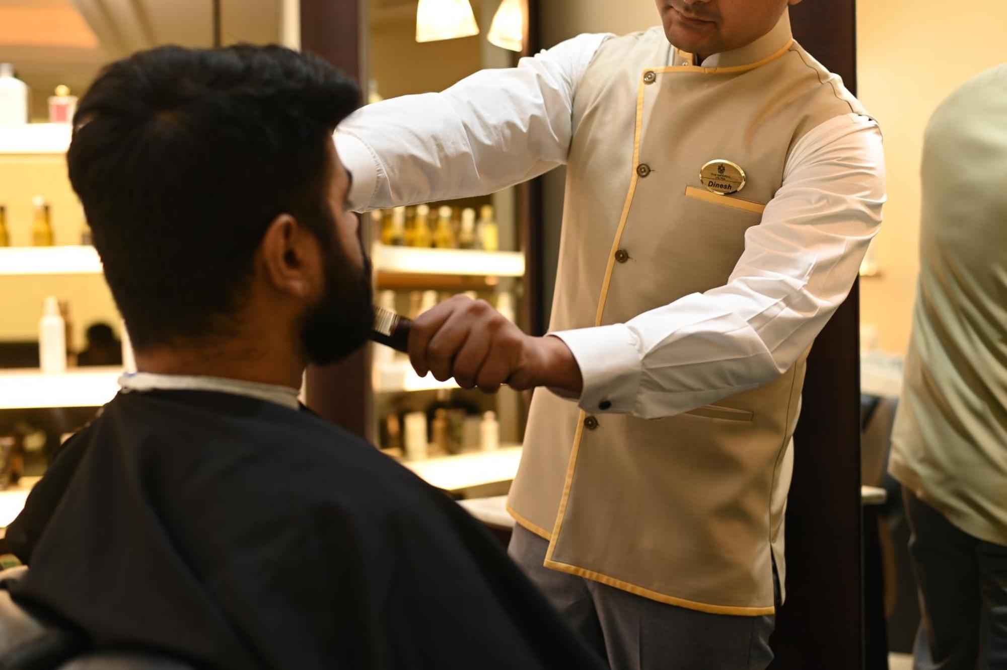 Hotel The Imperial, Nuova Delhi Esterno foto A barber in India